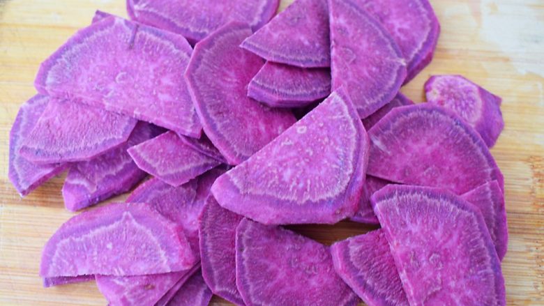 饺子皮紫薯饼,紫薯去皮洗净切成薄片