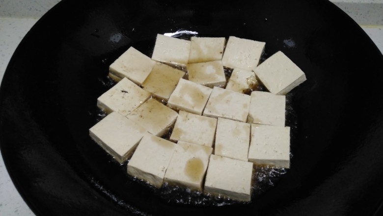 西红柿炒豆腐、西葫芦,锅中放入适量油，油热后放入豆腐。