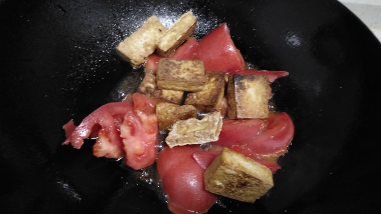西红柿炒豆腐、西葫芦,放入豆腐。