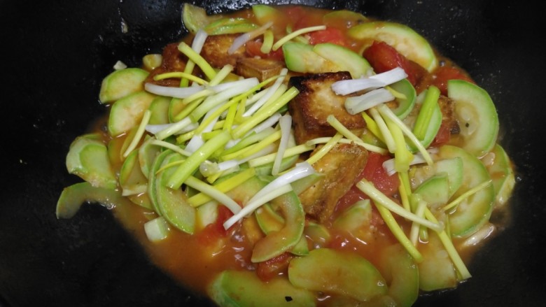 西红柿炒豆腐、西葫芦,待西葫芦断生，放入葱段。