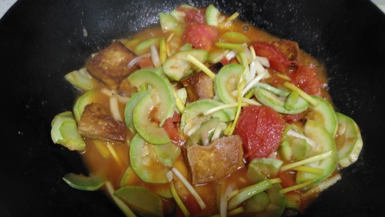 西红柿炒豆腐、西葫芦,翻炒均匀，加入适量盐。