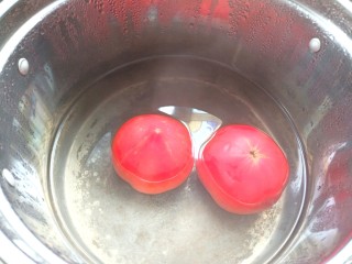 番茄龙利鱼,番茄用开水烫一下去皮