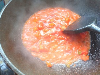 番茄龙利鱼,番茄炒出稠汁，加入番茄酱翻炒均匀