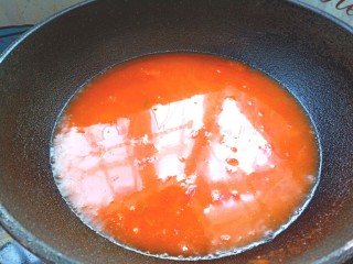 番茄龙利鱼,加入适量的水，烧开