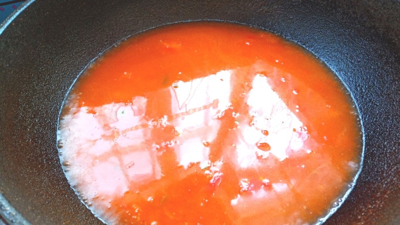 番茄龙利鱼,加入适量的水，烧开