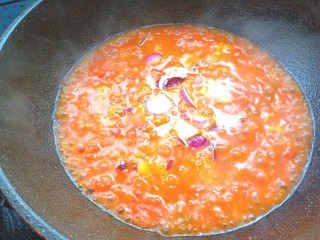 番茄龙利鱼,烧开后放入洋葱，翻炒均匀