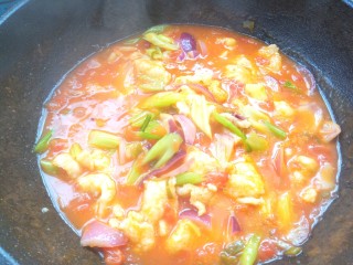 番茄龙利鱼,下入少许盐和味精翻炒均匀出锅