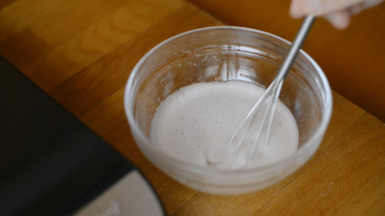 草莓牛乳奶冻卷,泡发的吉利丁微波加热10秒融化。