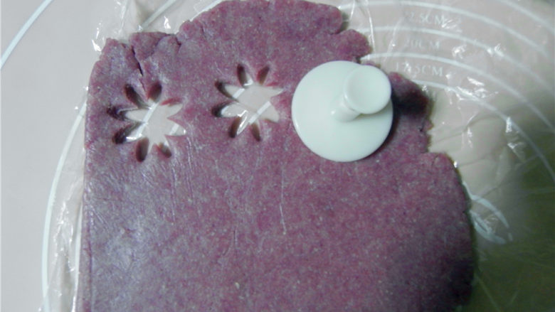 奶香花朵饼干,用模具按压出花朵。