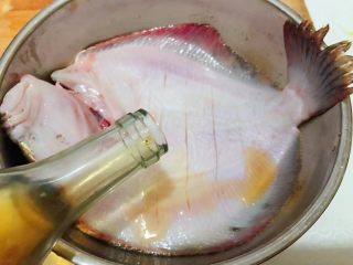 清蒸多宝鱼,多宝鱼的两面用刀割几刀但不要割透淋上料酒去腥