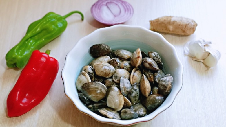 彩椒爆花蛤,准备食材，量可以根据胃口增加。