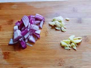 彩椒爆花蛤,洋葱切小块，蒜、姜去皮切碎。