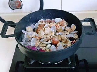 彩椒爆花蛤,加入焯水的花蛤翻炒。