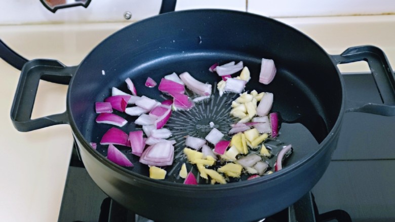 彩椒爆花蛤,油温7成时，加入切好的蒜姜，洋葱煸炒出香味。