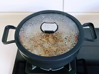 彩椒爆花蛤,加入半小碗水，烧开。