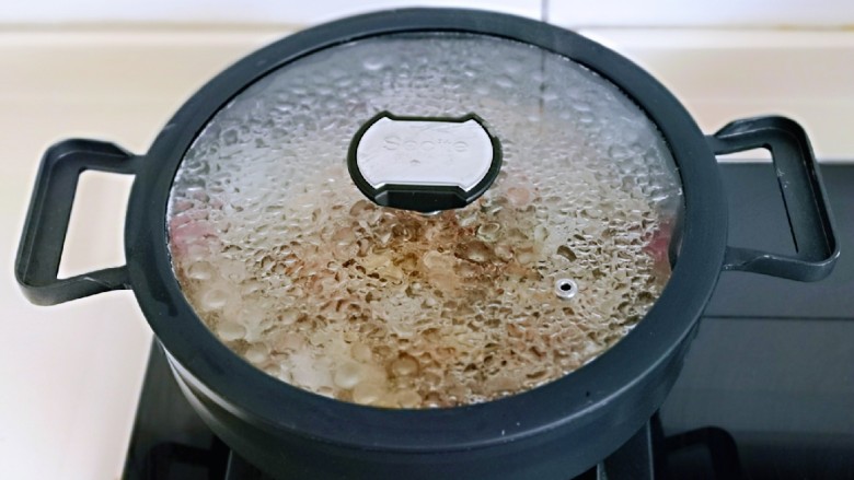 彩椒爆花蛤,加入半小碗水，烧开。