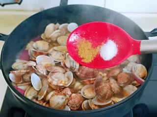 彩椒爆花蛤,按个人口味加入盐，加入十三香。