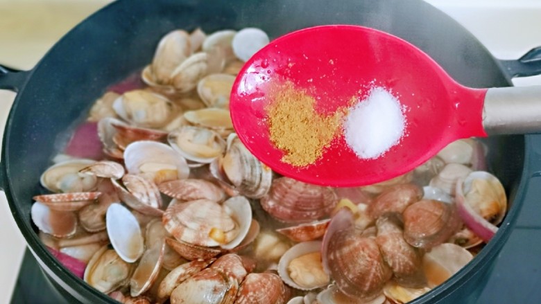 彩椒爆花蛤,按个人口味加入盐，加入十三香。