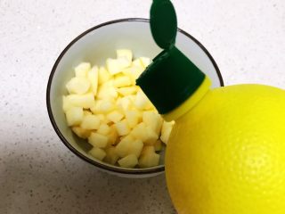 香甜软糯的什锦糯米卷,在苹果里加入几滴柠檬汁，搅拌均匀，这样可以预防苹果氧化变色