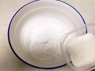 香甜软糯的什锦糯米卷,把白砂糖加入到糯米粉里