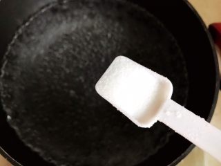 芥末芦笋拌百合,水开后放入一小勺细盐