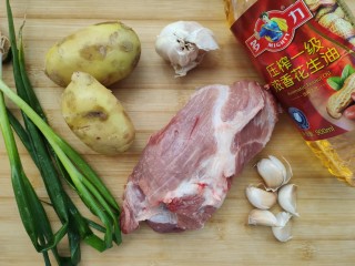 金牌福州荔枝肉,福州荔枝肉，制作的原料为瘦肉，土豆，多力压榨一级浓香花生油和基本调料。
