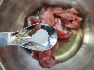 金牌福州荔枝肉,少量盐，拌匀入味，静置20分钟。