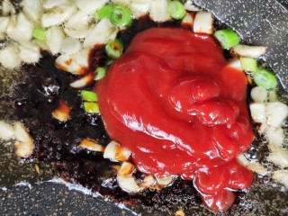 金牌福州荔枝肉,和4汤匙番茄酱，小火快速翻炒。
