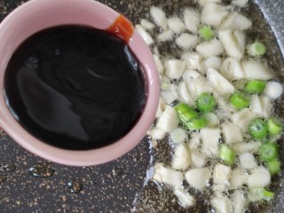 金牌福州荔枝肉,将炸好的土豆捞出控油，锅底留油，放入蒜末，葱白末爆香，然后再加入一汤匙蚝油。