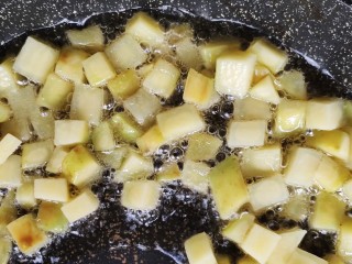 金牌福州荔枝肉,炸好的荔枝肉捞出控油，土豆下锅炸。