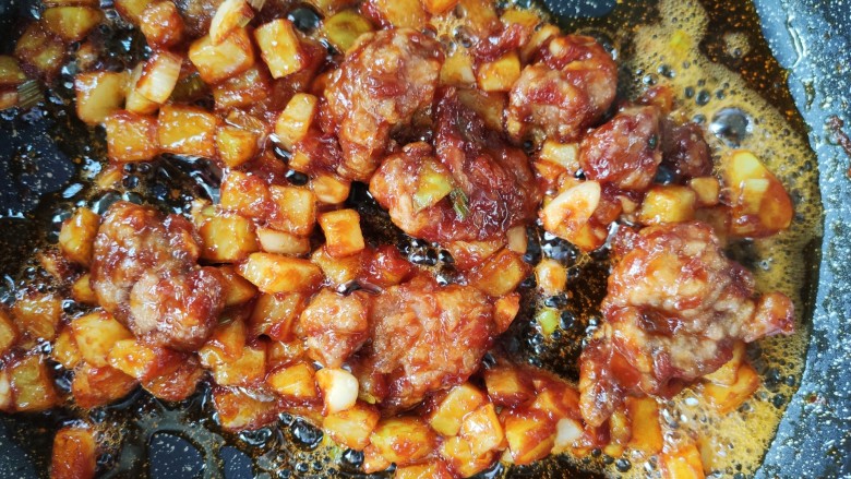 金牌福州荔枝肉,倒入炸好的土豆与荔枝肉保持小火，适当翻，炒一会儿使其入味。