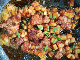 金牌福州荔枝肉,最后加几滴白醋，撒入葱花即可出锅。
