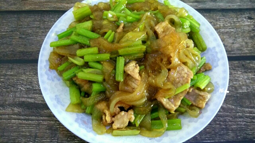 芹菜肉片炒粉条