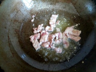 芹菜肉片炒粉条,锅中放入适量植物油，放入肉片翻炒至变白，盛出待用