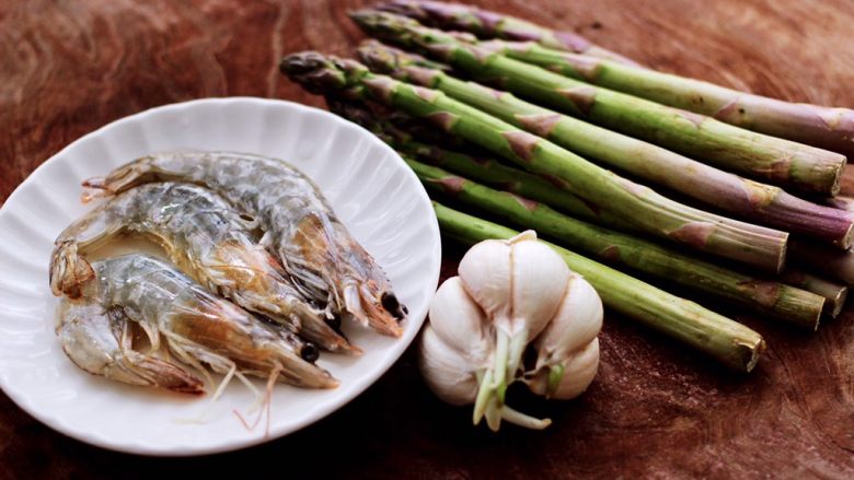 蒜香海虾炒芦笋,首先备齐所有的食材。