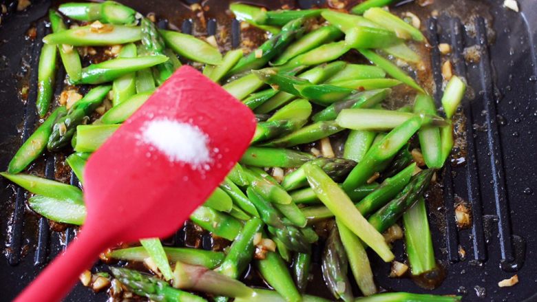蒜香海虾炒芦笋,再根据个人口味，加入适量的盐调味。