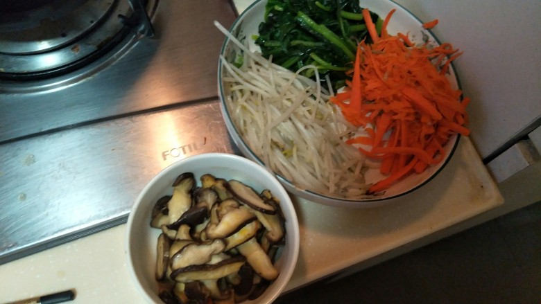 超简单の韩式拌饭,加上炒熟的香菇。