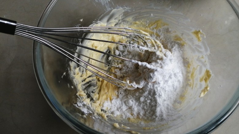 金酥粒蓝莓爆浆蛋糕,把糖粉和盐倒入