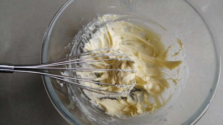 金酥粒蓝莓爆浆蛋糕,继续搅拌至黄油颜色变浅，体积变大