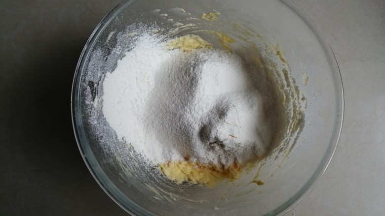 金酥粒蓝莓爆浆蛋糕,把提前混合过筛的面粉和泡打粉倒入