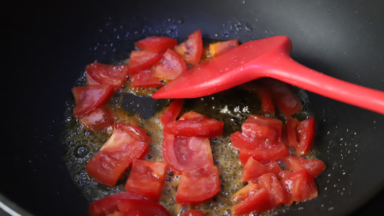 番茄虾仁意大利面,然后加入西红柿块，翻炒至西红柿出汁，看上去变得沙沙的。