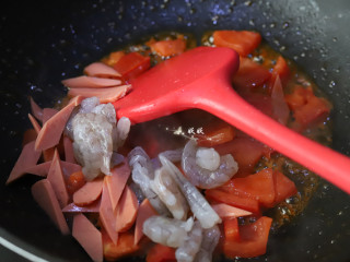 番茄虾仁意大利面,然后加入火腿片，虾仁继续翻炒，这时火候可以调大一些。
