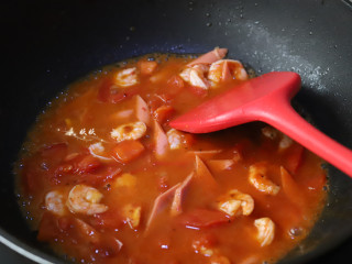 番茄虾仁意大利面,待虾仁变色就可以加入适量的清水，两大勺意大利面酱，少许迷迭香，将酱汁连同食材一起煮开。