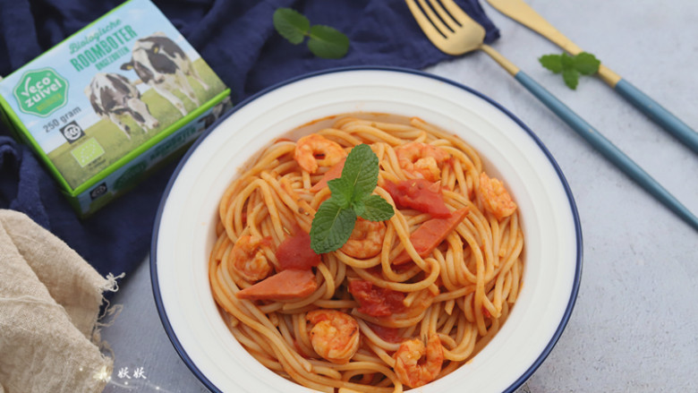 番茄虾仁意大利面,汤汁均匀的沾裹在意大利面上就可以出锅啦！超简单是不是？