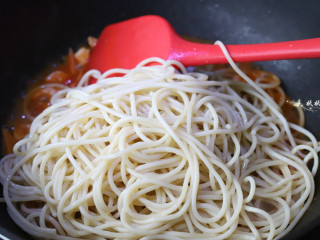 番茄虾仁意大利面,待汤汁收的浓稠就把煮好的意大利面倒进去，翻炒均匀，视味道再少量添加一点食用盐调味。