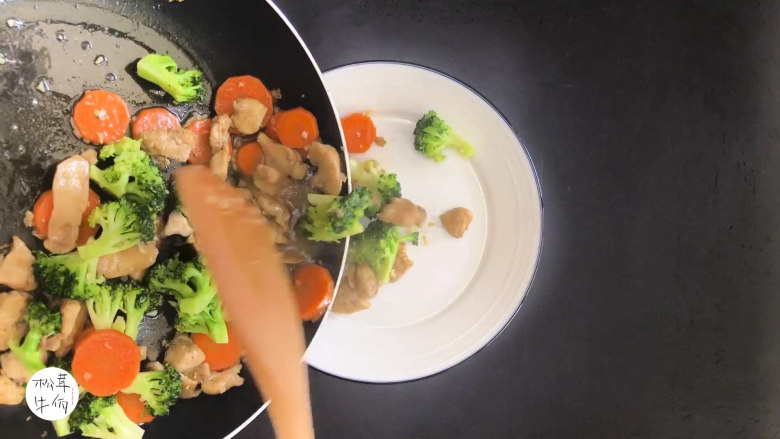 视频｜西兰花松茸炒鸡胸肉｜牛佤松茸食谱,放入胡萝卜和西兰花，添入适量食盐，炒匀片刻，即可出锅享用。
