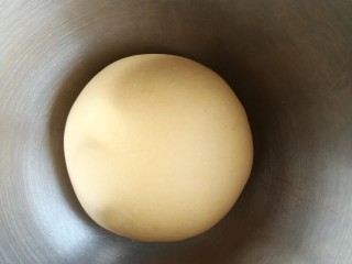 金苹果馒头（肉松包）,将面团反复揉匀至表面光滑没有气泡。
