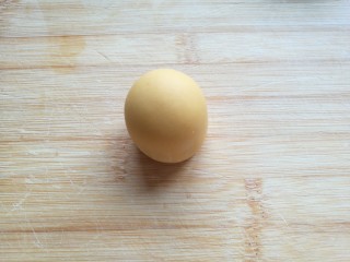 金苹果馒头（肉松包）,不用等面团发酵直接做造型。将分割好的小面团再揉匀，整型成圆馒头状。
