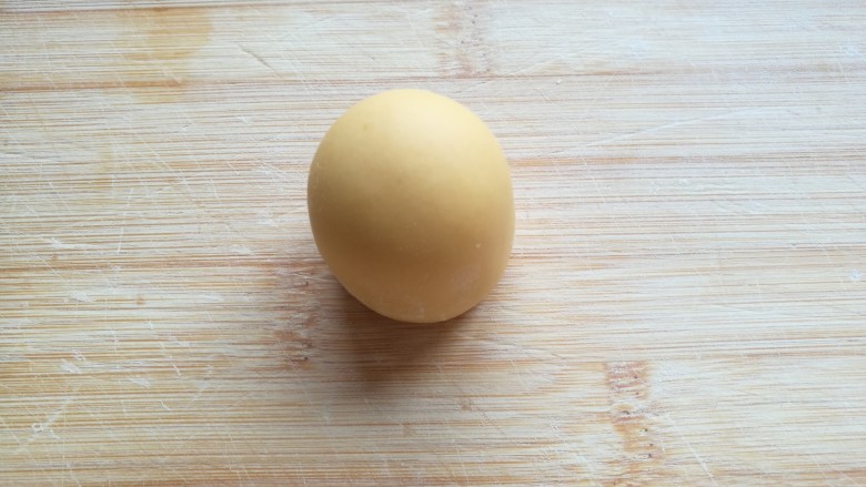金苹果馒头（肉松包）,不用等面团发酵直接做造型。将分割好的小面团再揉匀，整型成圆馒头状。