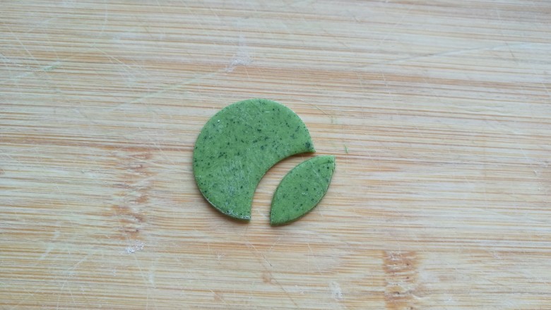 金苹果馒头（肉松包）,绿色面团擀薄，如图先用圆形模具切成圆片，再切成叶子状。